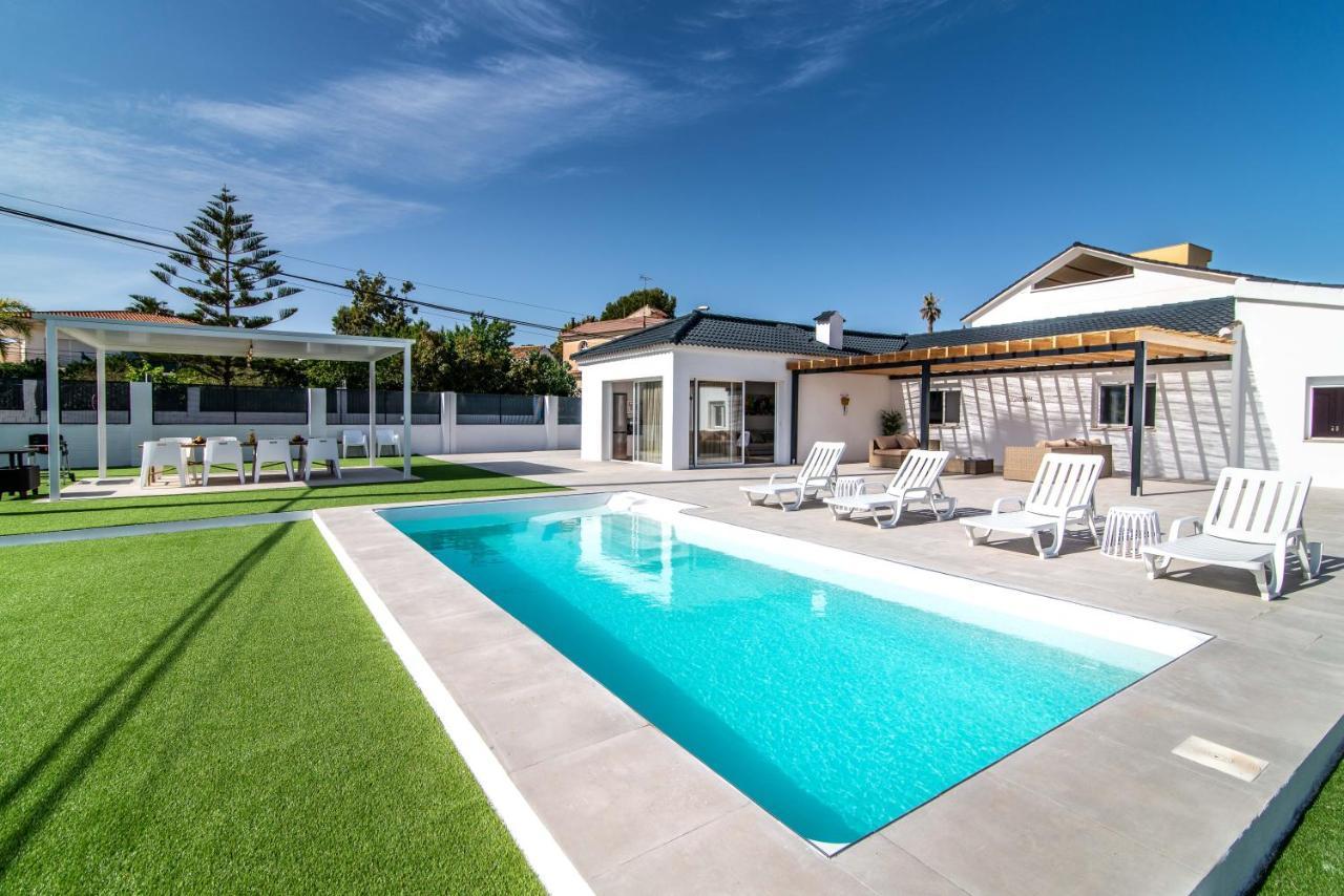 Palm Tree Villa - 5Bdr Paradise Pool / Chill Out Beds Torremolinos Eksteriør bilde